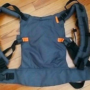 Infantino--Baby carrier front or back  unisex